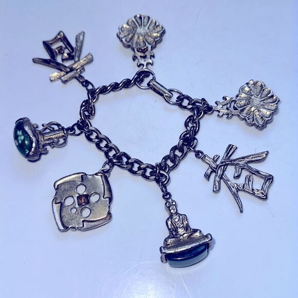Vintage Asian inspired chunky gold tone charm bracelet - Picture 5 of 7
